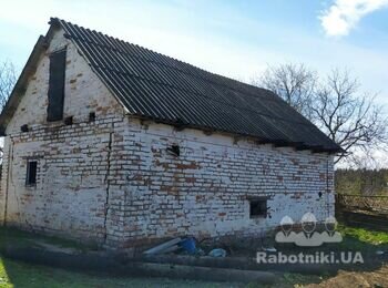 Розібрати кришу ,та знести будинок та сарай