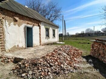 Розібрати кришу ,та знести будинок та сарай
