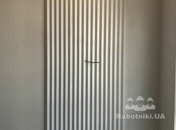 Без повітряне фарбування ділянки стіни з гіпсових 3д панелей