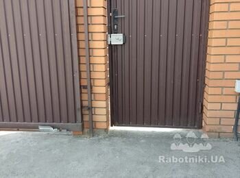 Переварити хвіртку. Зробити проміжок знизу в рівень з воротами.