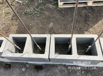 Бетонирование отверстий в колонах из декоративного блока