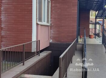 Будівництво накриття над сходами до підвалу