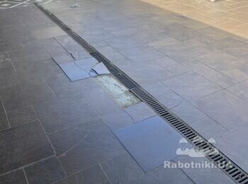 Укладка плитки во дворе частного дома