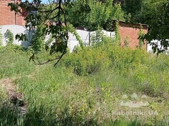 Вспашка землі трактором