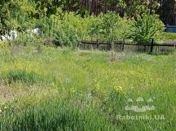 Вспашка землі трактором