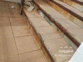 Необходимо переложить плитку на ступеньках. Залить и укрепить основу