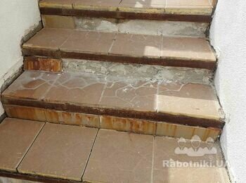 Необходимо переложить плитку на ступеньках. Залить и укрепить основу