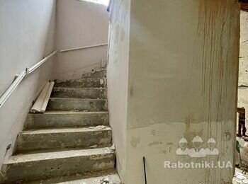 Реставрація стіни під сходами, яка тріснула
