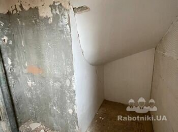 Реставрація стіни під сходами, яка тріснула