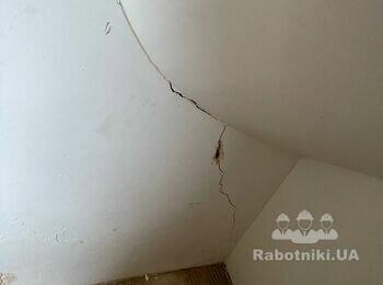 Реставрація стіни під сходами, яка тріснула
