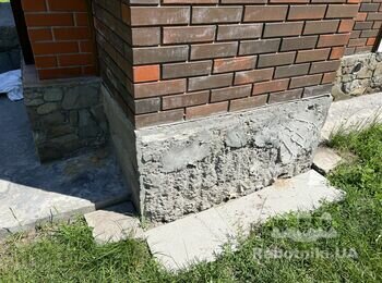Укладка плитки на ступеньки, и облицевать фундамент.