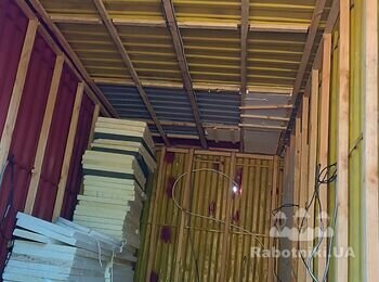 Утеплення контейнера з середини пінопластом на монтажну піну 36м
