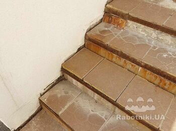 Необходимо переложить плитку на ступеньках. Залить и укрепить основу
