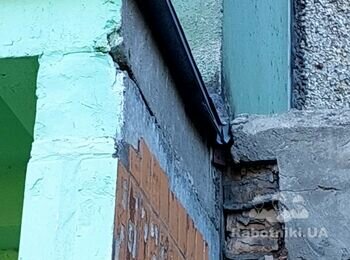 Установка системы слива дождевой воды на козырьке жилого дома