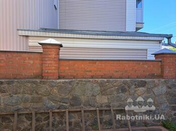 Кладка паркану з керамічної цегли