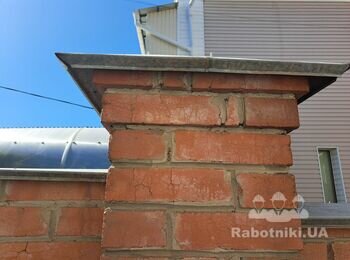 Кладка паркану з керамічної цегли