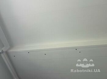 Змонтувати стельовий плінтус, змонтувати одну секцію підвісної стелі