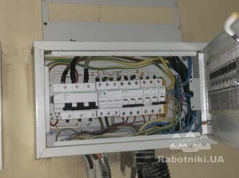 Нужен электрик со своим инструментом.