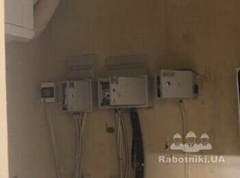 Нужен электрик со своим инструментом.