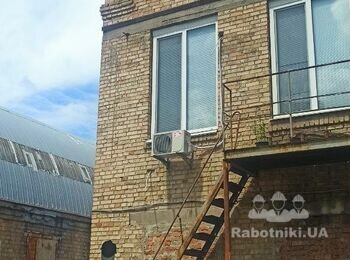 Необхідно вивести вихлопну трубу не дах будівлі, від генератора