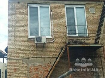 Необхідно вивести вихлопну трубу не дах будівлі, від генератора