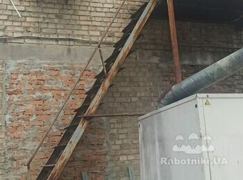 Необхідно вивести вихлопну трубу не дах будівлі, від генератора