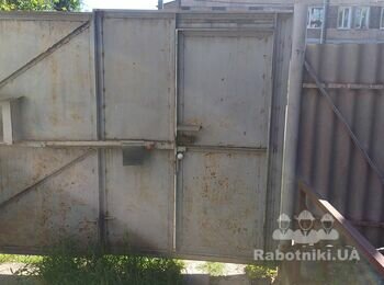 Покраска входних ворот. Прорабов не беспокоить