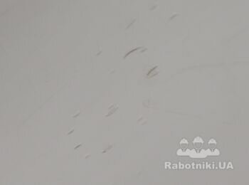 Потрібно відновити пластиковий підвіконник, є дирка.