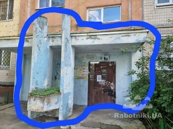 Покрасить входную группу, тамбур. Выровнять пол у лифта и в тамбуре.