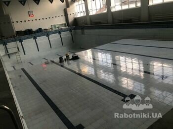 Затирання швів плитки в басейні