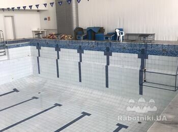 Затирання швів плитки в басейні