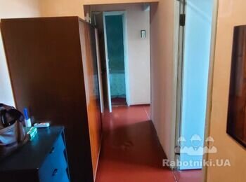 Поклейка шпалерів в коридорі 32м2