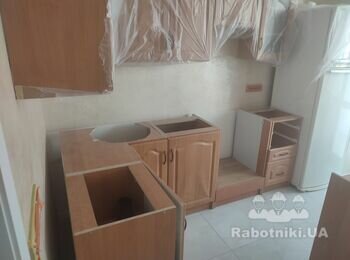 Мебляр зібрати кухню.