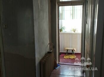 Зачистити частково шпаклівку та наклеїти шпалери