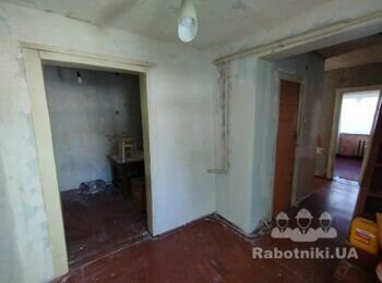 Зачистити частково шпаклівку та наклеїти шпалери