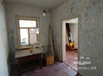 Зачистити частково шпаклівку та наклеїти шпалери