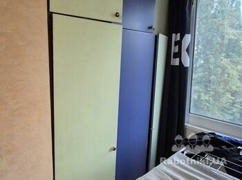 Треба зняти обої та покрасити кімнату в білий колір