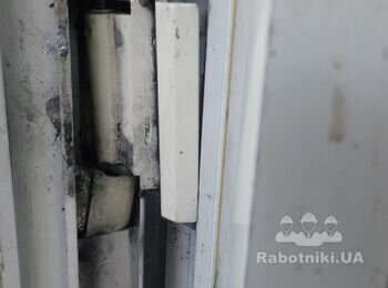 Замена трех петель на алюминевих дверях.