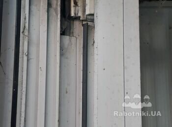 Замена трех петель на алюминевих дверях.