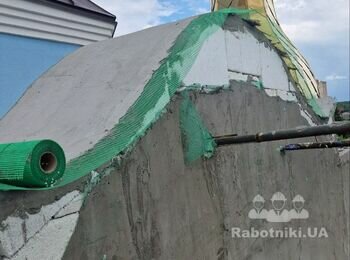 Цегляна кладка парапету храму.