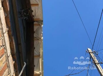 Прикріпити фронтони даху та підшити бока металопрофілем