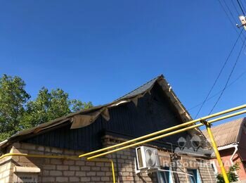 Прикріпити фронтони даху та підшити бока металопрофілем