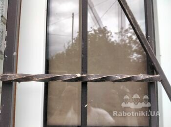 Металева решітка на вікно