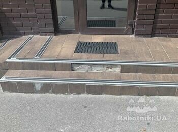 Заміна плитки на ганку