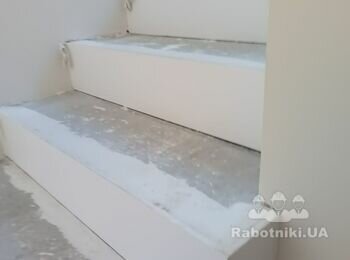 Облицювання бетонних сходів сходинками і перила.