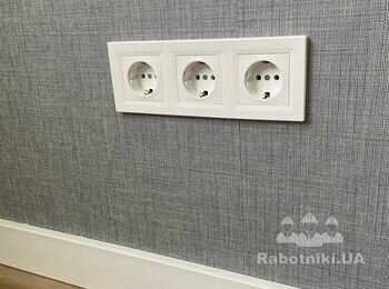 Укладання пластикового плінтусу у коридорі 15.7кв м