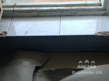Выбить порог под балконной рамой,без пыли