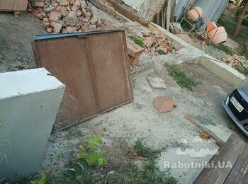 Кладка цегли та керамічних цегляних блоків у гараж.