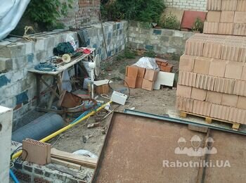 Кладка цегли та керамічних цегляних блоків у гараж.