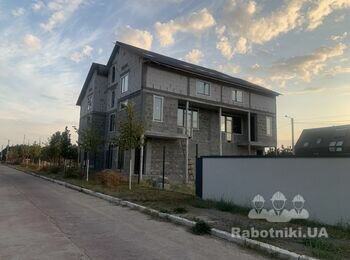 Утеплення фасаду двоповерхового будинку з мансардою без декору